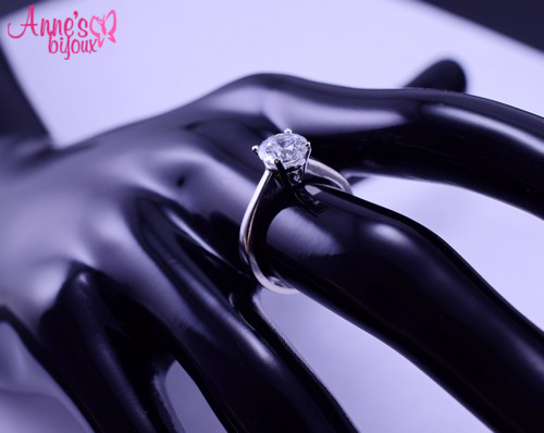 Inel elegant din argint placat cu rodiu purtat pe mana - design minimalist cu zirconiu alb