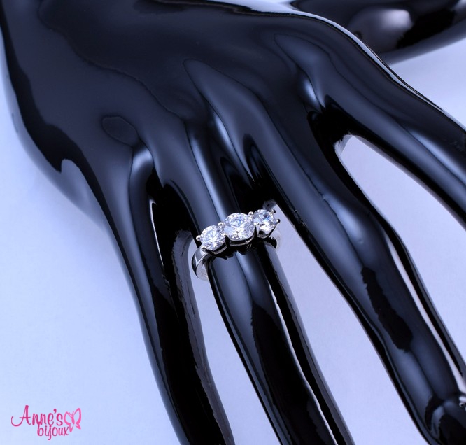 Inel elegant cu 3 zirconii albe purtat pe mana - design rafinat din argint